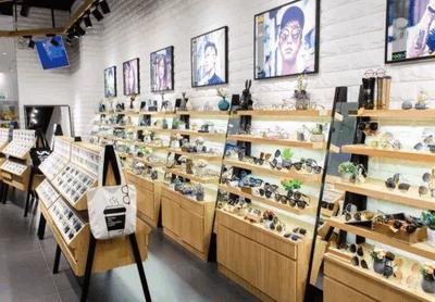 眼鏡店門可羅雀卻屹立不倒的背后 是暴利還是另有乾坤？